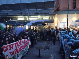 G7, gli antagonisti in centro città con i bastoni: usati gli idranti